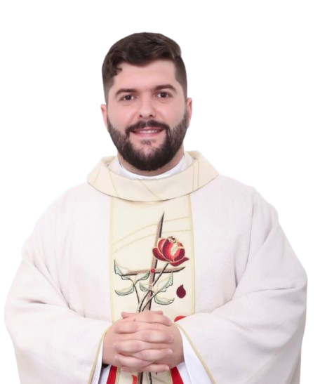 Padre Anderson em vestes litúrgicas, sorrindo